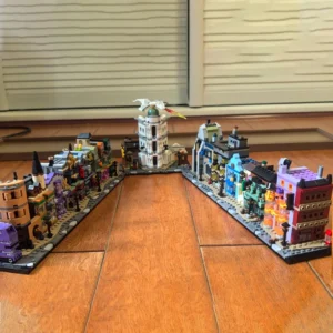 S6732adf6e0e64cc09cfc84f5cd4ea417L.webp Diagon Alley Wizarding Shops Building Blocks Model